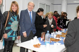 Pilar Miranda, Pedro Rodríguez y Juana Carrillo, junto a los vecinos de Los Rosales.