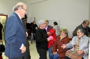 El alcalde, durante su visita a la Asociación de Vecinos de Los Rosales.