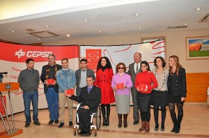 Foto de familia de todos los premiados junto a responsables públicos y de Cepsa.