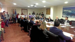 Protesta de miembros de Capítulo 6 en el consejo social de la UHU, que finalmente ha sido suspendido.