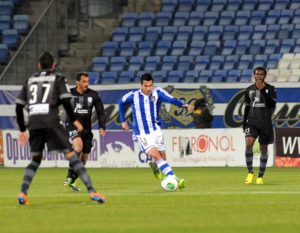 Jorge Larena intentando marcharse de varios jugadores del Levante. (Espínola)