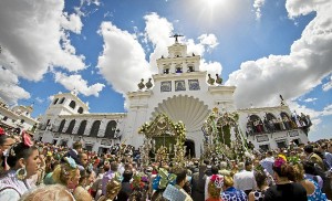 Presentación de la Hermandad del Rocío de San Juan del Puerto ante la Matriz. (Julián Pérez)