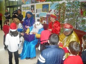 Visita de los Reyes Magosa al CP Los Rosales.