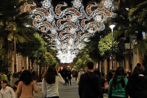 Alumbrado navideño de este año en la Gran Vía onubense.