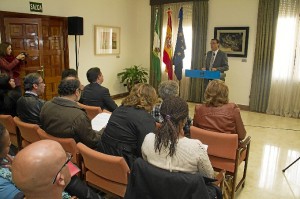 El presidente de la Diputación en la lectura de la declaración de Derechos Humanos.