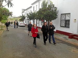 Visita a las viviendas cuyas zonas comunes van a ser rehabilitadas en Encinasola.