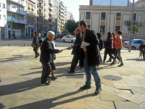 Daniel Hernando repatiendo  folletos en Huelva.