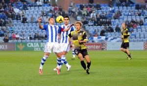 Cifu y Dimas ante Sotan del Sabadell. (Espínola)