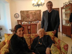 Caraballo durante la visita a la anciana.