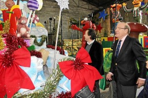 Visita a las carrozas por parte del alcalde y del delegado de Cultura y Festejos.