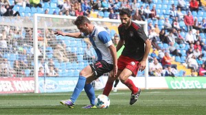 Menosse presionando a un jugador del Hércules. (www.herculesdealicantecf.net)