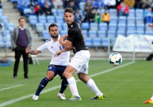 Cifu, capitán albiazul, terminó lesionado con un fuerte golpe en la rodilla. (Espínola)