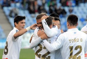 Morcillo, felicitado por sus compañeros, tras marcar el único gol del partido. (Espínola)