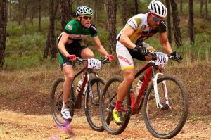 Los hermanos Macías en plena competición de BTT.