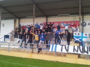 Aficionados del Frente Onuba y Grada D en el entrenamiento del Recreativo.