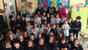 Visita de jugadores del Recreativo de Huelva al Colegio Cardenal Spínola.