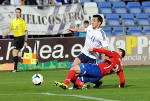 Joselu siendo objeto de penalti por Abraham. (Espínola)