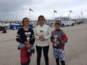 Ana Burgos, Carmen Castillo y Pepe Toronjo, regatistas de Punta Umbría.