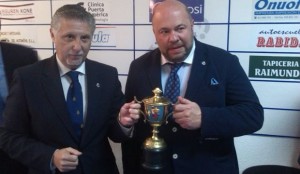 Pablo Comas y José Luis Martín con la Copa Centenario.