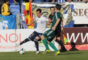 Linares forzó el penalti en la primera parte. (Espínola)