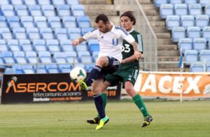 Fernando Vega presionado por Berrocal. (Espínola)