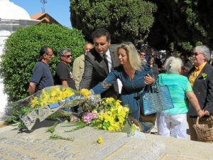 Alcalde y concejala ofrenda floral