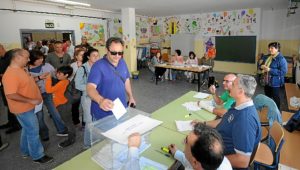 Votación en el colegio José Oliva de Huelva capital. (Foto: José Miguel Espínola)