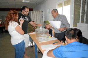 A las 18.00 horas tan sólo el 17,14% del censo en Isla Cristina había votado. (Foto: José Miguel Espínola)