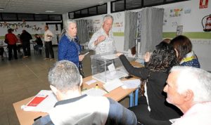 Votación en Isla Cristina, la localidad más abstencionista de la provincia. (Foto: José Miguel Espínola)