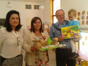 La Teniente de Alcalde y concejala de Infancia, en el centro, junto a la directora de la Escuela y uno de los abuelos participantes en esta actividad (Copiar)