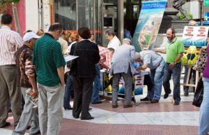 Pedro Jimenez recogiendo firmas contra fosfoyesos en 2008 (Copiar)