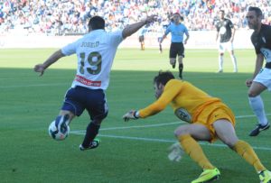 Joselu disparando a puerta ante el Córdoba. (Espínola)