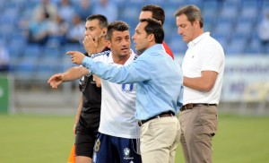 Sergi Barjuan dando instrucciones a Jonathan Valle. (Espínola)