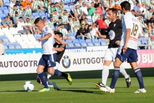 Jonathan Valle, presionado por jugadores del Córdoba. (Espínola)