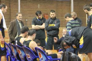 Javier Rodríguez Walls, técnico del Por Huelva, en un tiempo muerto.