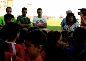 Cortés Medina, Martín y López con los jóvenes atletas.