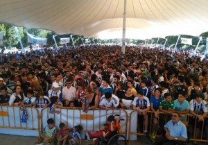 Ambiente en las carpas de la Avenida de Andalucía para ver al Recreativo.