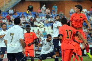 Menosse, en un salto con jugadores del FC Barcelona. (Espínola)