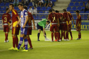 Jugadores del Recreativo en la barrera de una falta. (El Correo Vasco)