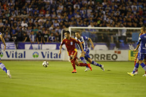 Rubén Mesa ante el Alavés. (El Correo Vasco)