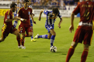 Jesús Vázquez y Fernando Vega persiguiendo a un jugador del Alavés. (El Correo Vasco) 