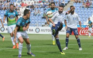 Córcoles y Menosse, defendiendo un balón. (Espínola)