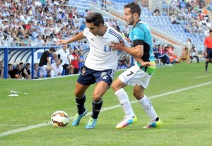 Dimas, intentando controlar un balón. (Espínola)