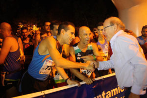 José Manuel Cortés Medina, ganador de la III Carrera Nocturna, saludando al alcalde, Pedro Rodríguez.