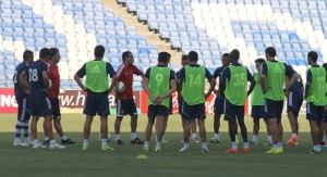 José Luis Oltra, en un entrenamiento con sus jugadores.