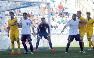 Sotres, portero del Recreativo, dando instrucciones a sus compañeros. (Espínola)