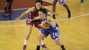 Judith presiona a María Asurmendi en el Gernika-CB Conquero.