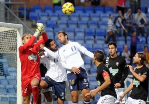 Menosse y Víctor Díaz buscan un balón por alto ante Diego Rivas del albacete. (Espínola)