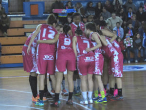 Jugadoras del CB Conquero celebrando la victoria.