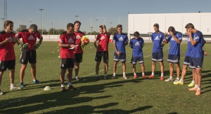 José Luis Oltra, en un entrenamiento con sus jugadores.